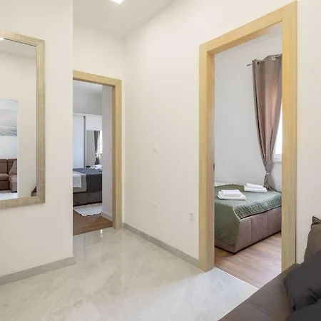 Contemporary With Terrace And Spacious Garden - Two Bedroom With Terrace *