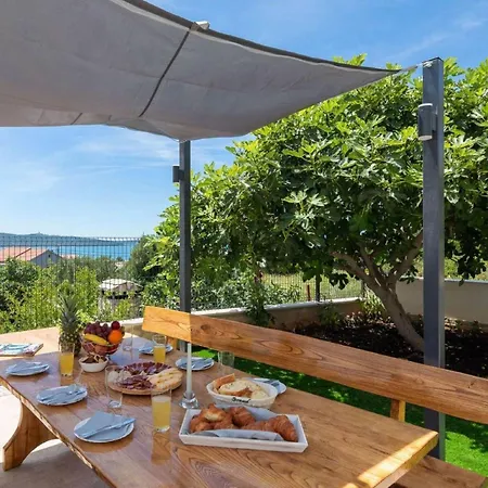Contemporary With Terrace And Spacious Garden - Two Bedroom With Terrace *