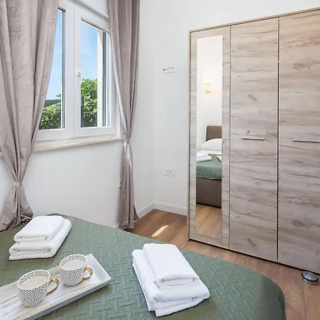 Contemporary With Terrace And Spacious Garden - Two Bedroom With Terrace *